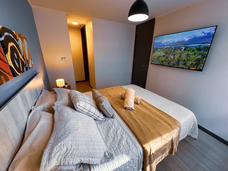 Bed, TV and multimedia, Decorative detail, towels