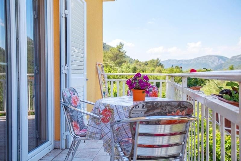 Apartments Yellow House Apartment in Dubrovnik-Neretva County