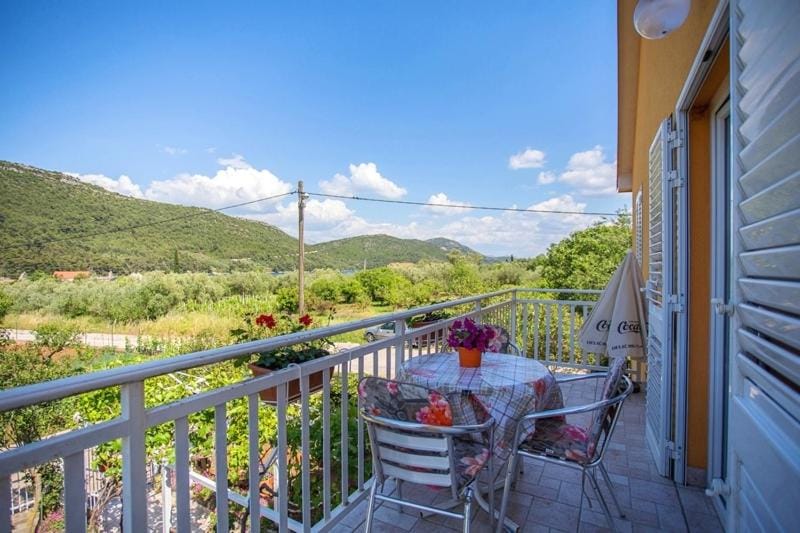 Apartments Yellow House Apartment in Dubrovnik-Neretva County