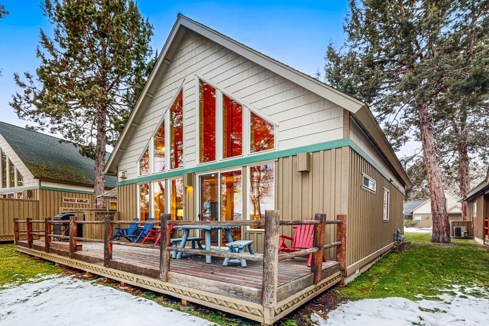Cabin w/ Mountain Views & Shared Pool & Hot Tub Cabin in Oregon