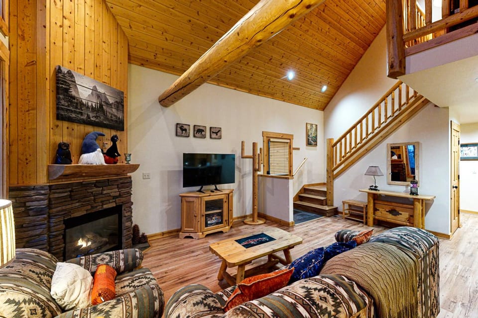 Cabin w/ Mountain Views & Shared Pool & Hot Tub Cabin in Oregon