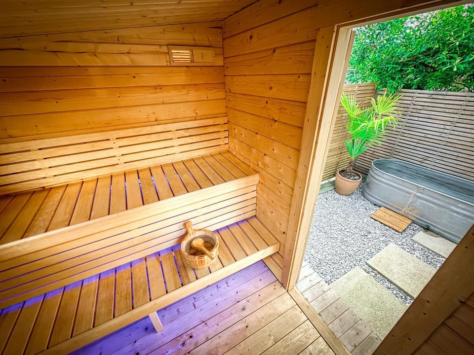 Skylark House Padstow, Stylish Victorian Townhouse, Private Sauna, Cold Plunge and Log Burner House in Padstow