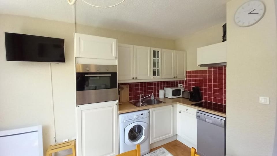 Kitchen or kitchenette, dishwasher, oven, stove, washing machine