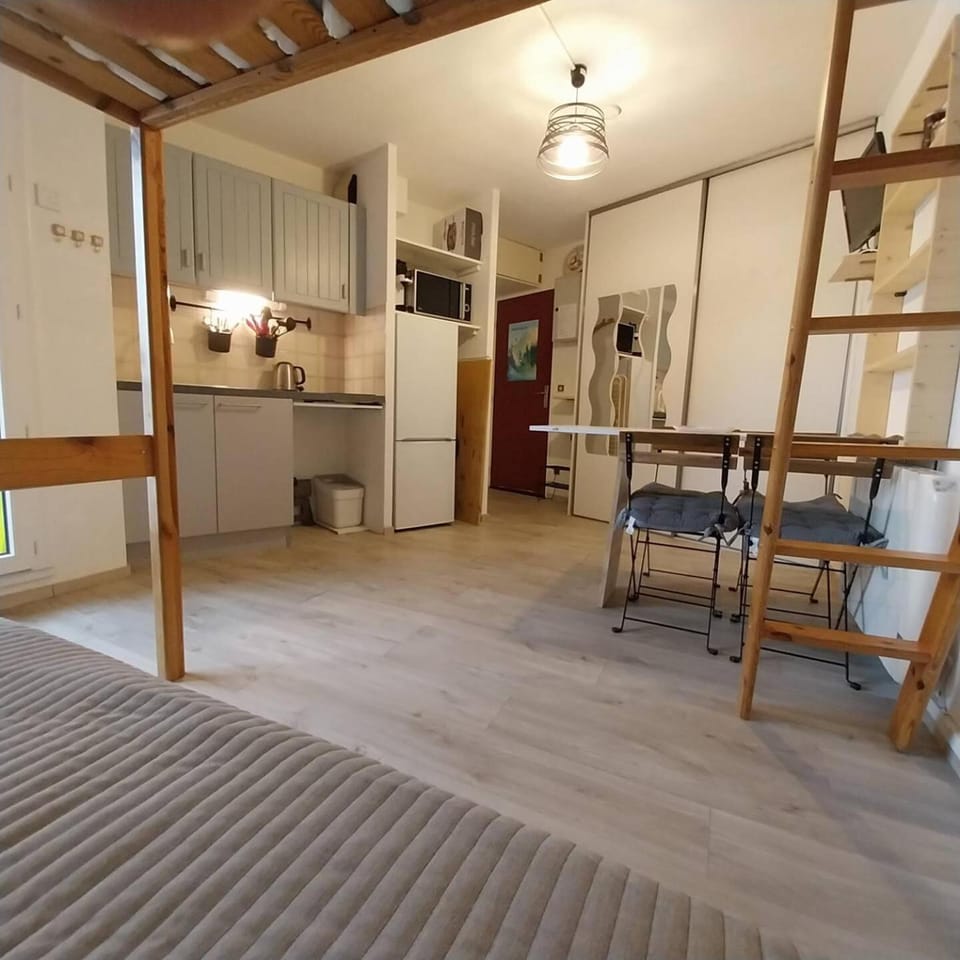 Bed, kitchen