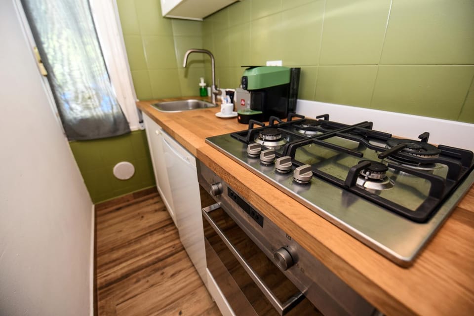 Coffee/tea facilities, Kitchen or kitchenette, internet, stove, kitchen