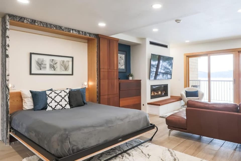 NEW Romantic LakeView Studio Beach Pool Modern House in McCall