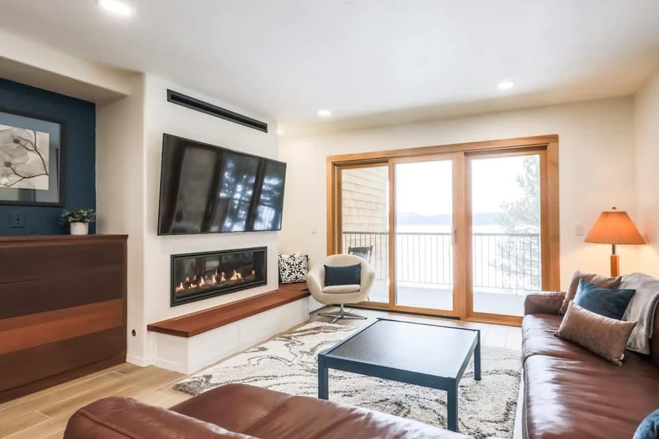 NEW Romantic LakeView Studio Beach Pool Modern House in McCall