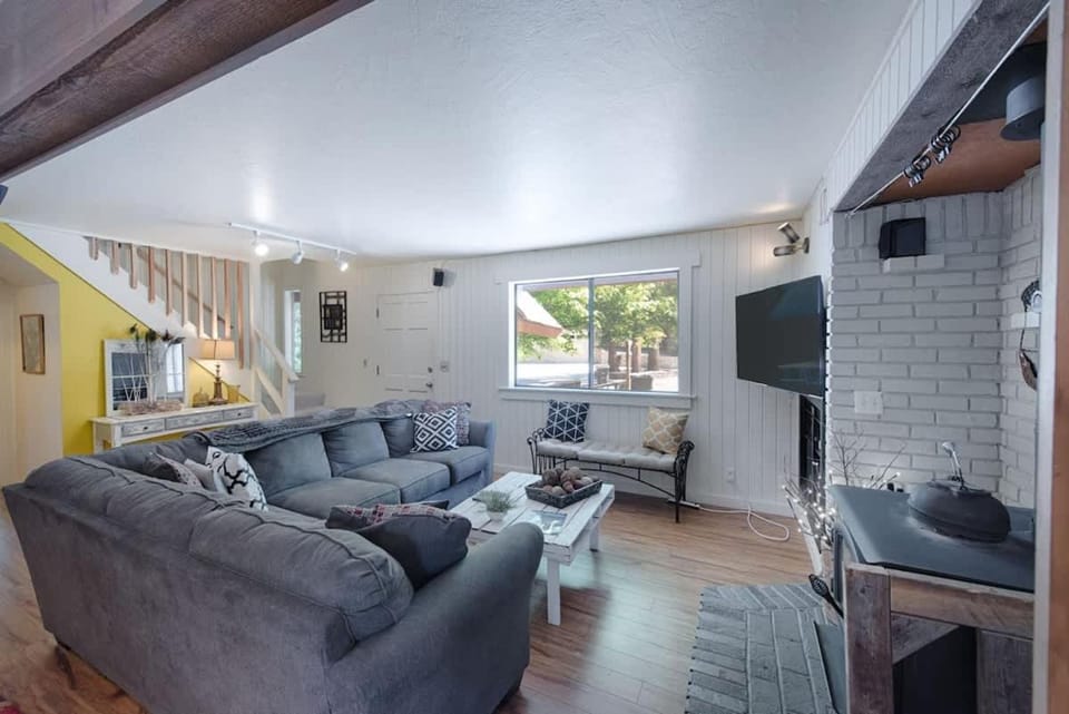 Updated Cabin HotTub Firepit Decks nr Shore Lodge Cabin in McCall