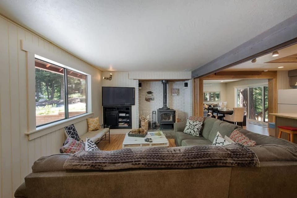 Updated Cabin HotTub Firepit Decks nr Shore Lodge Cabin in McCall