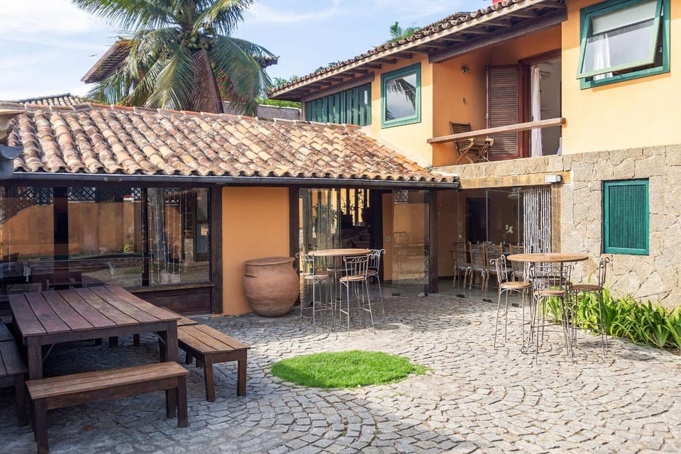 Seating area, Area and facilities