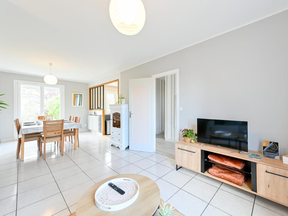 TV and multimedia, Living room, Dining area