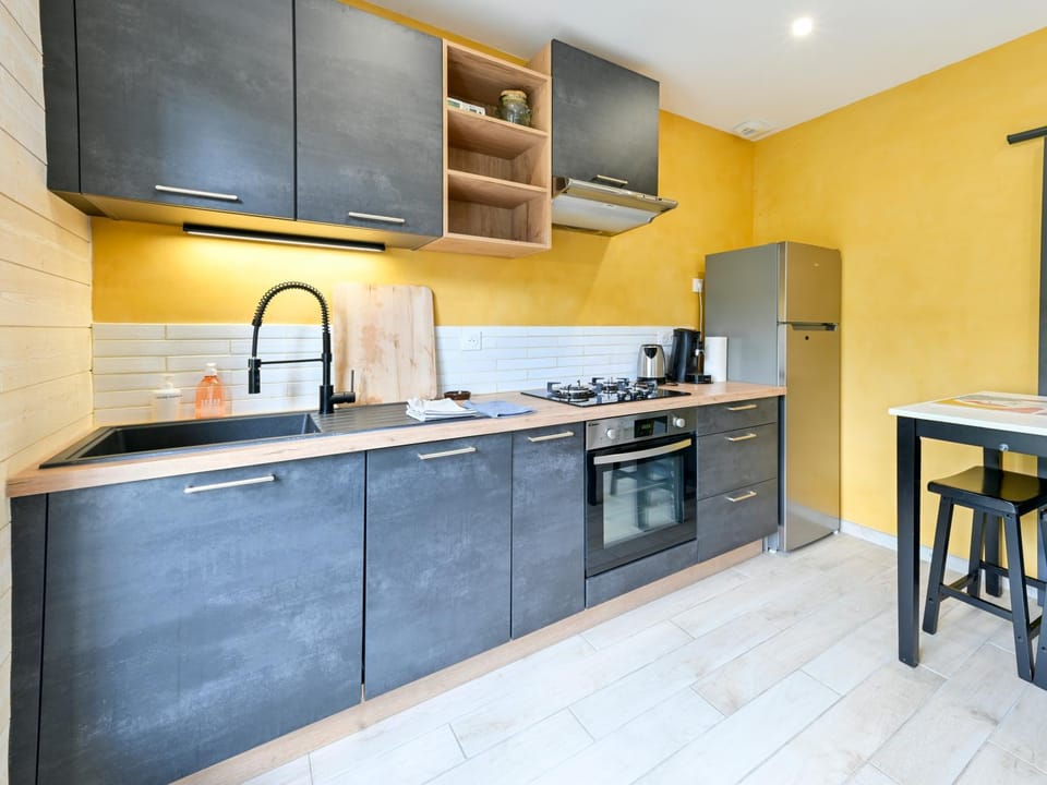 Coffee/tea facilities, Kitchen or kitchenette, dishwasher, oven, stove, toaster