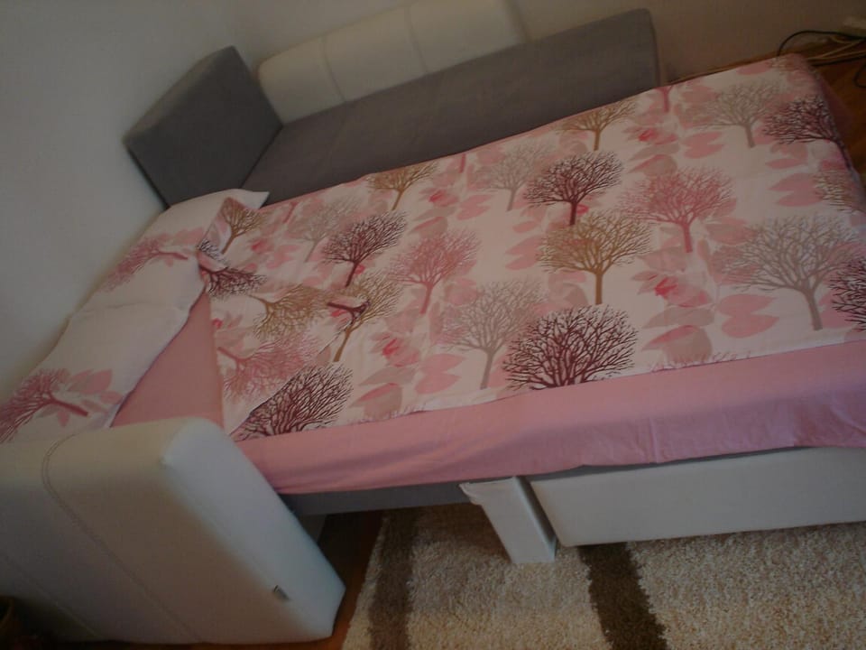 Property building, Bed, Day, Summer, Living room, Bedroom