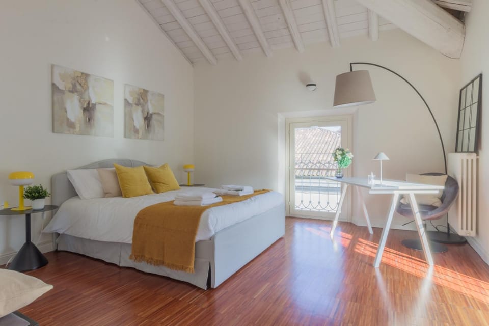 Bed, Photo of the whole room, Seating area, Bedroom, towels