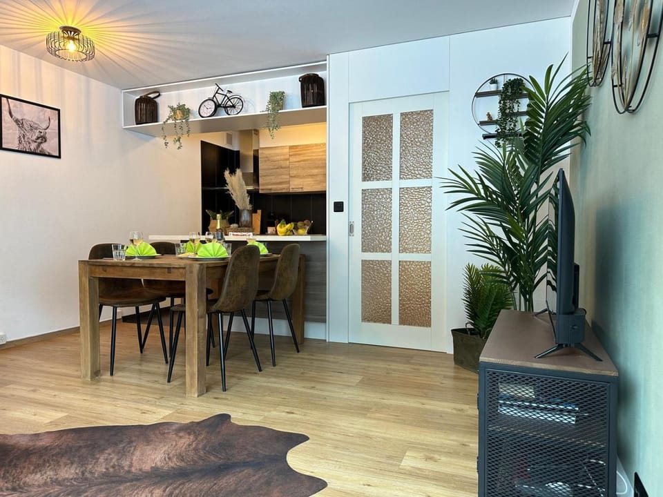 Kitchen or kitchenette, Living room, Seating area, Dining area