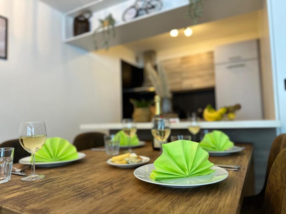 Kitchen or kitchenette, Food and drinks, Dining area