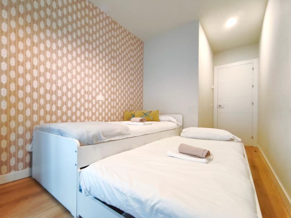 Bed, Bedroom, towels