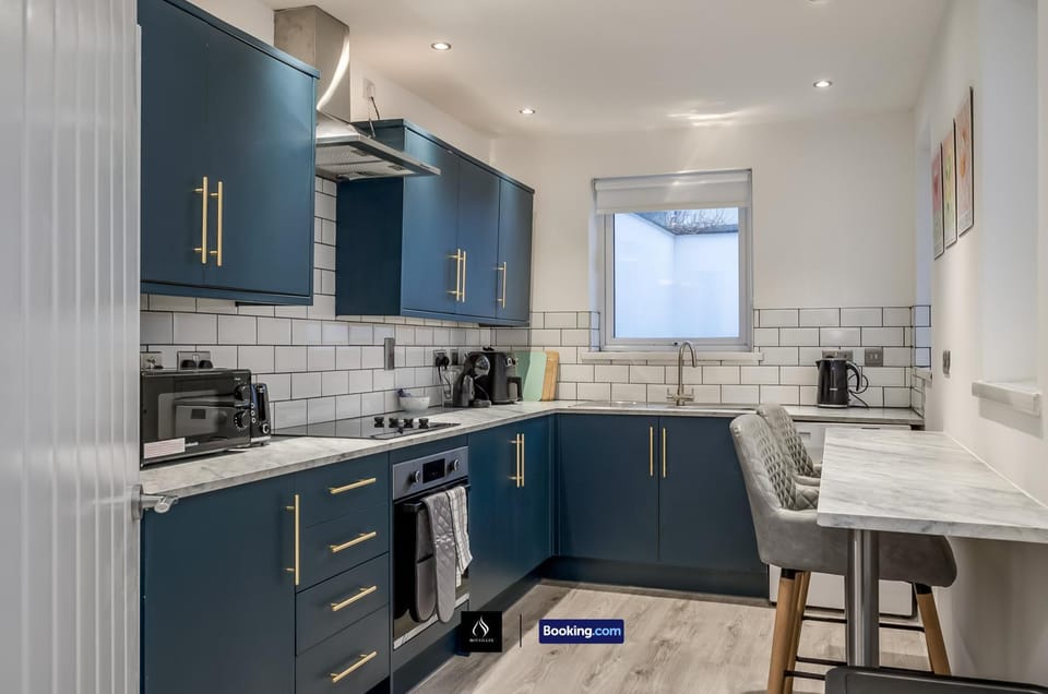 Kitchen or kitchenette, Dining area, dishwasher, oven, toaster