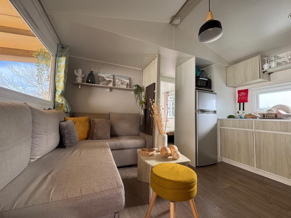 Kitchen or kitchenette, Living room, Seating area