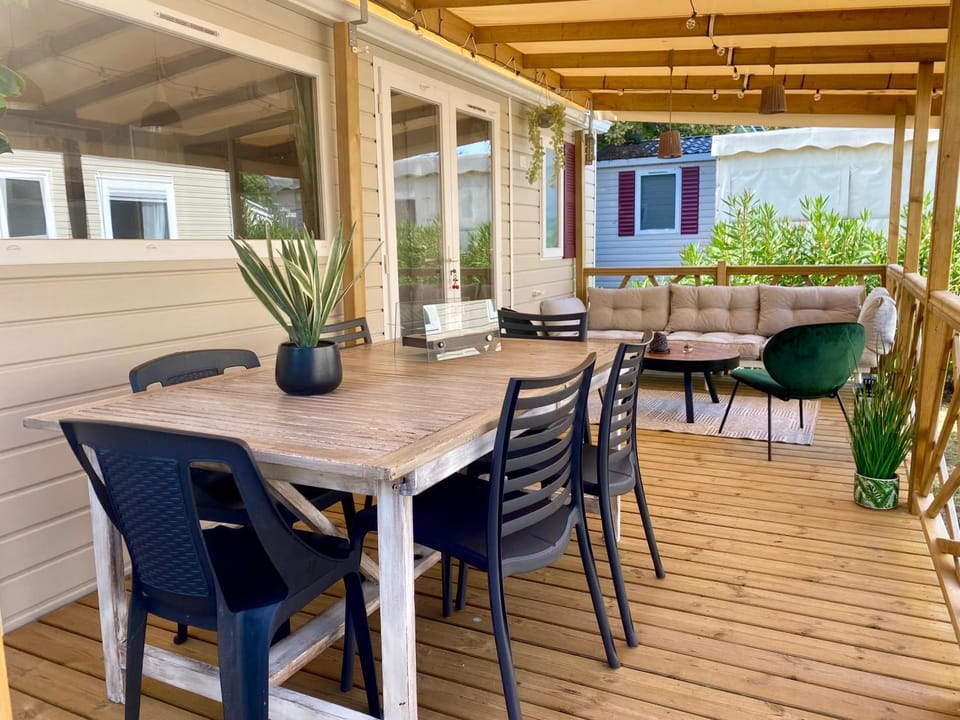 Patio, Dining area, Garden view