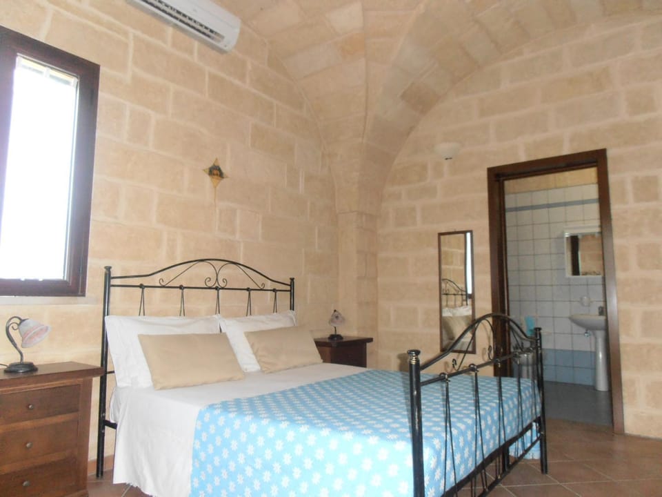 Photo of the whole room, Bedroom, Garden view