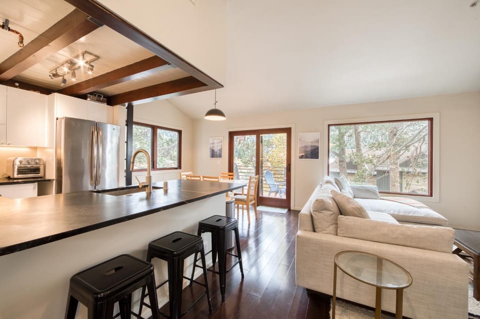 Valley View Townhome # 10 at Palisades by Tahoe Getaways - Shuttle & Walk to the Village! House in Palisades Tahoe (Olympic Valley)