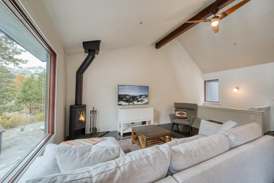 Valley View Townhome # 10 at Palisades by Tahoe Getaways - Shuttle & Walk to the Village! House in Palisades Tahoe (Olympic Valley)