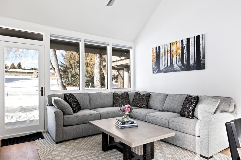 Unbeatable Location, Sleeps 12, Ski Access Across the Street, Large Hot Tub, Walk to the Lift House in Park City
