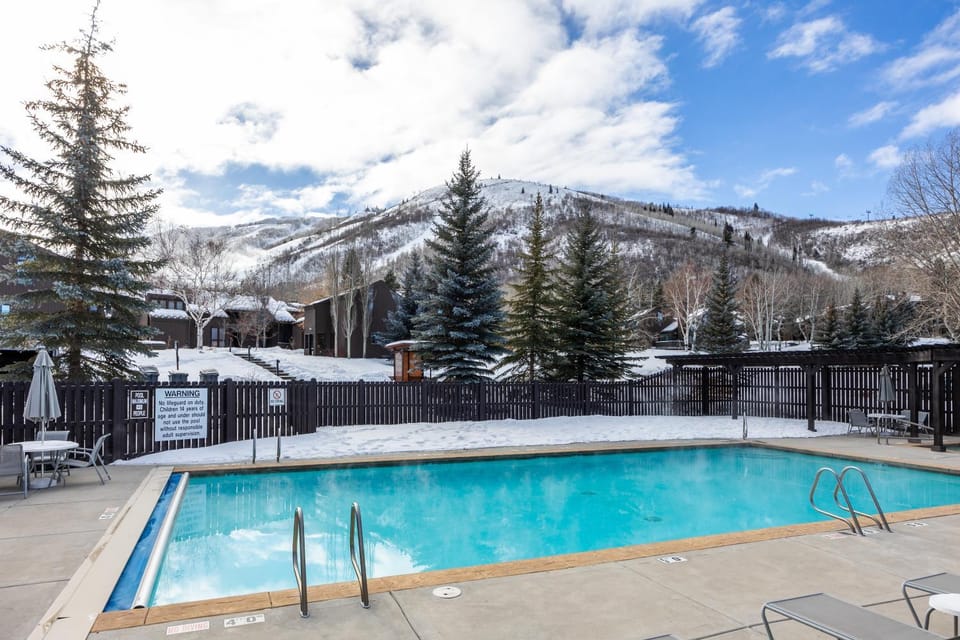 Unbeatable Location, Sleeps 12, Ski Access Across the Street, Large Hot Tub, Walk to the Lift House in Park City