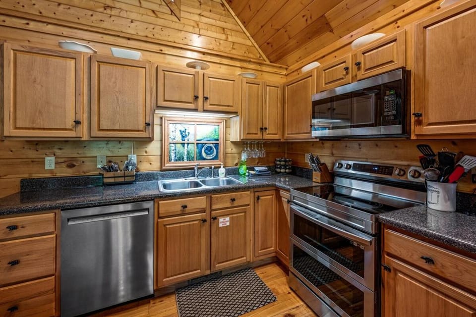 A Time to Remember - HotTub, Pool Table, Pool, Dollywood House in Sevier County