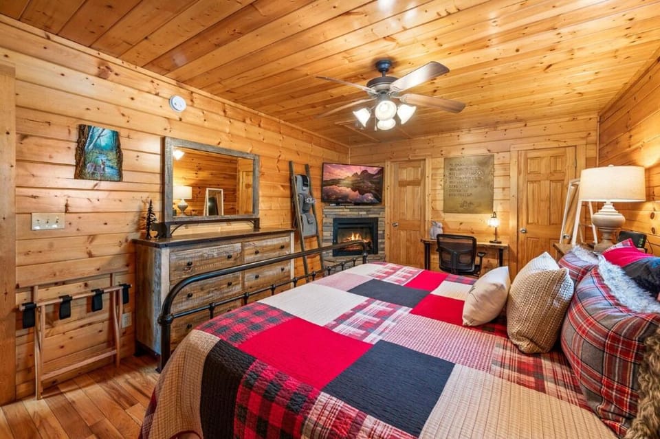 A Time to Remember - HotTub, Pool Table, Pool, Dollywood House in Sevier County