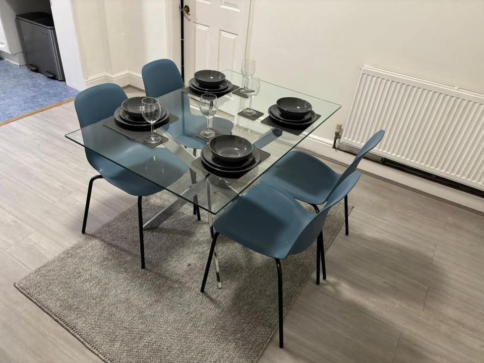 Cosy 2-bed NR New Cross Hospital House in Wolverhampton