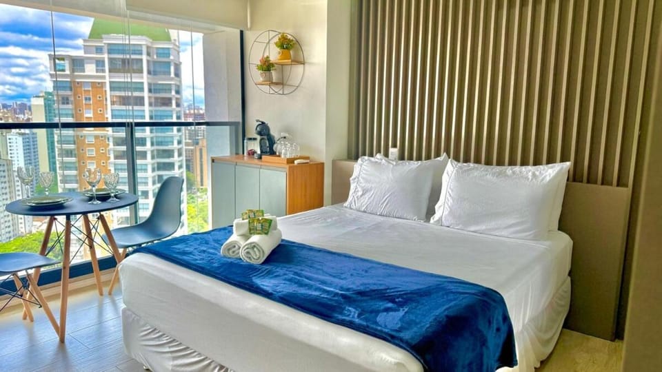 Bed, Living room, Photo of the whole room, Seating area, Bedroom