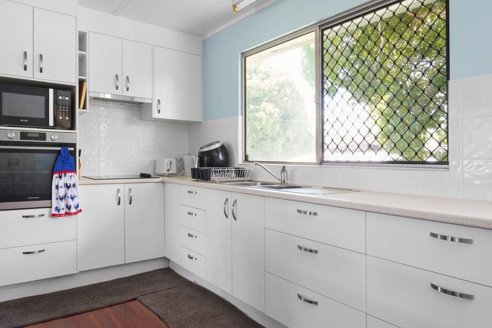 Kitchen or kitchenette, oven