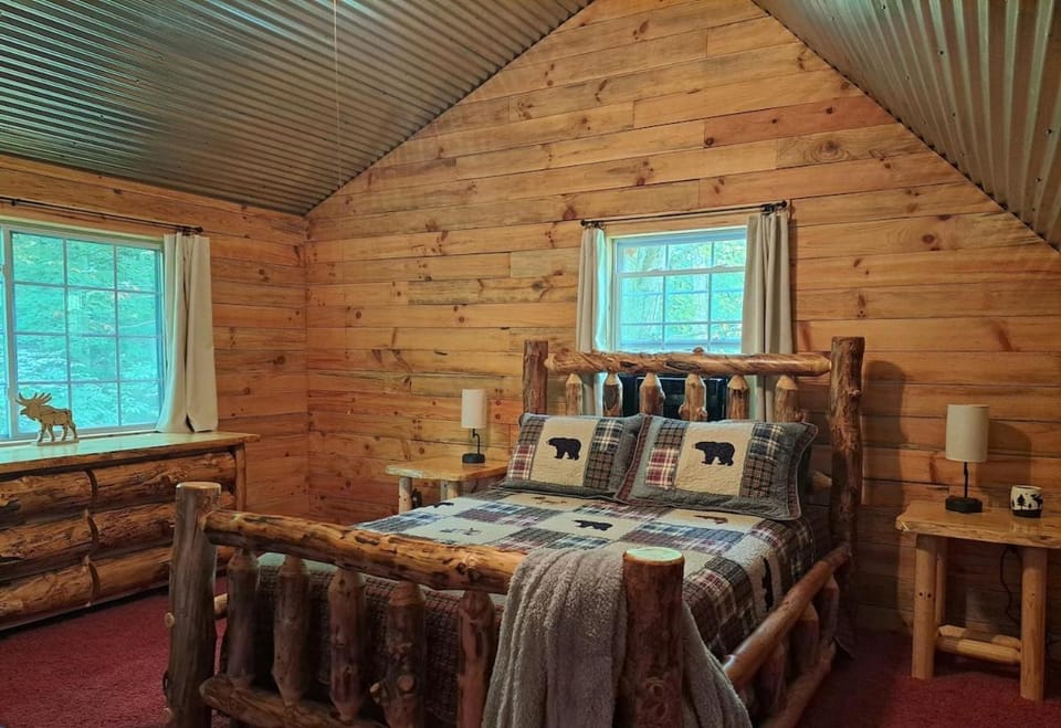 Hocking Hills Cabin, Hot Tub, Private Pond Cabin in Ohio