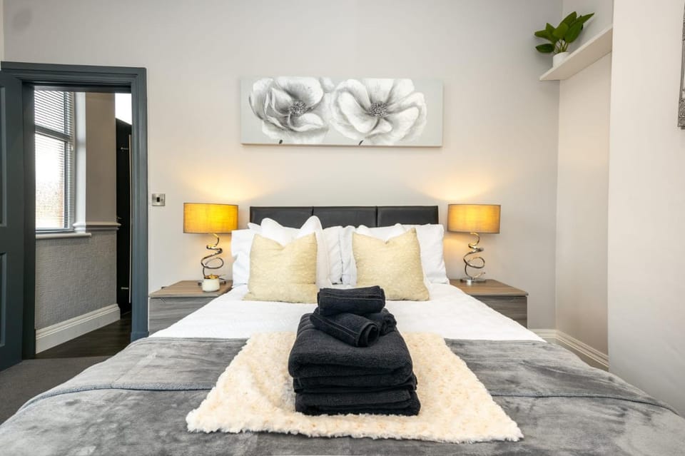 Bed, Photo of the whole room, Bedroom, towels