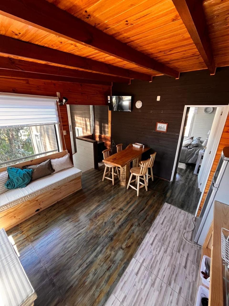 Dining area, fireplace