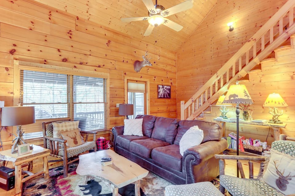Game Room & Hot Tub: Cabin 9 Mi to Blue Ridge! Cabin in Georgia
