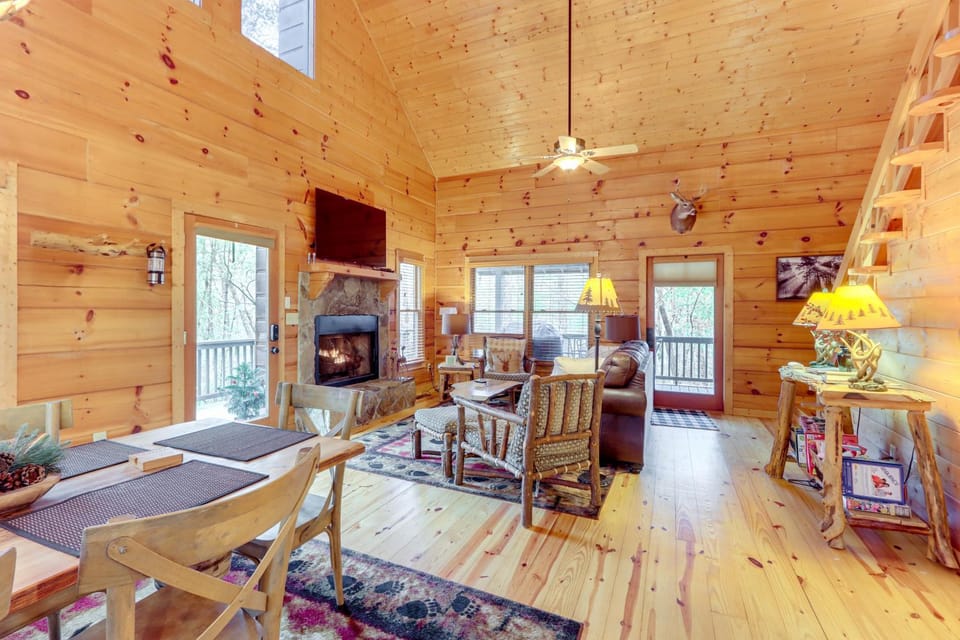 Game Room & Hot Tub: Cabin 9 Mi to Blue Ridge! Cabin in Georgia