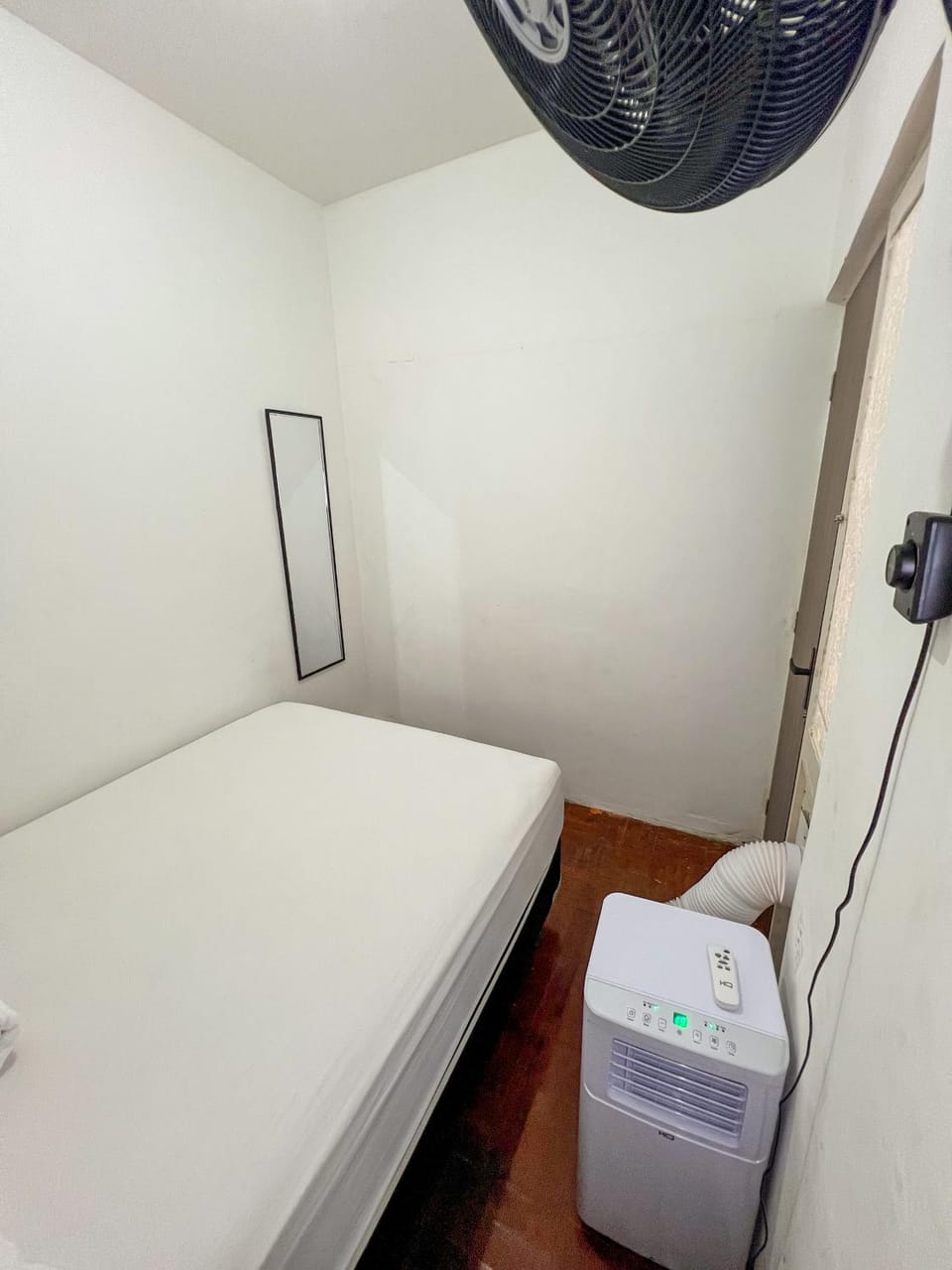 Bed, Photo of the whole room, Bedroom, air conditioner