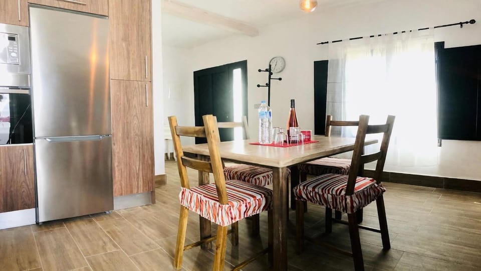 Restaurant/places to eat, Coffee/tea facilities, microwave, stove, toaster, kitchen