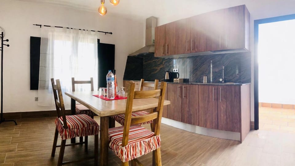 Restaurant/places to eat, Coffee/tea facilities, microwave, stove, toaster, kitchen