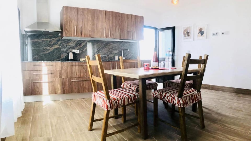 Restaurant/places to eat, Coffee/tea facilities, microwave, stove, toaster, kitchen