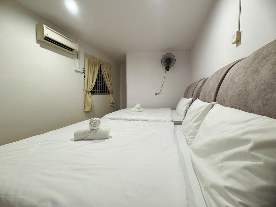 Bed, Bedroom, towels, air conditioner
