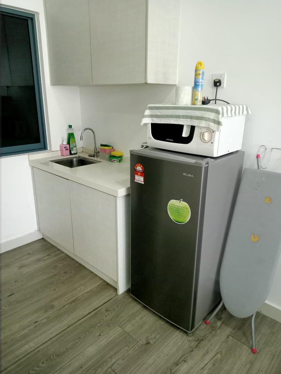 minibar, oven