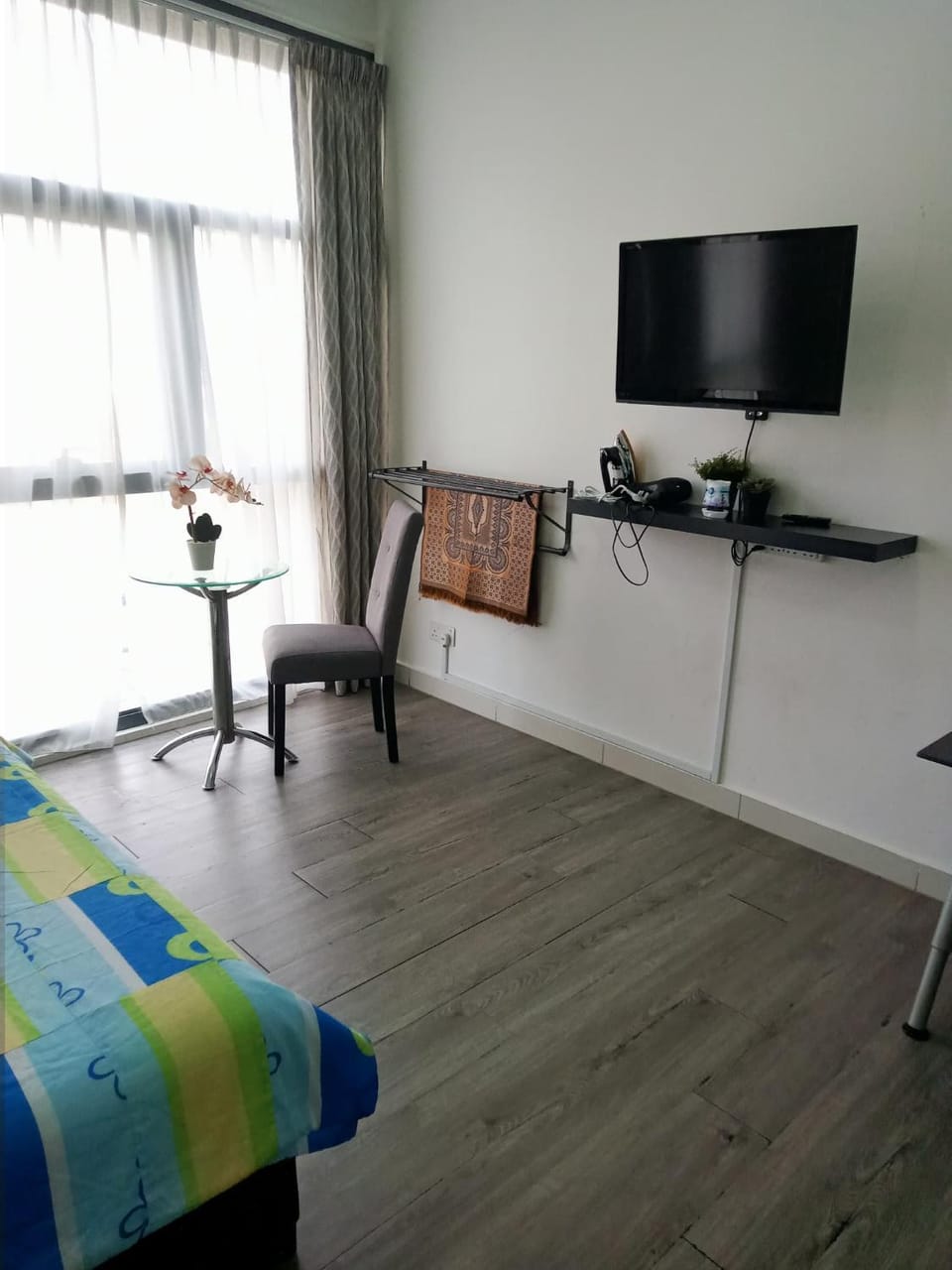 Bed, TV and multimedia, Photo of the whole room, Seating area, Bedroom, hair dresser