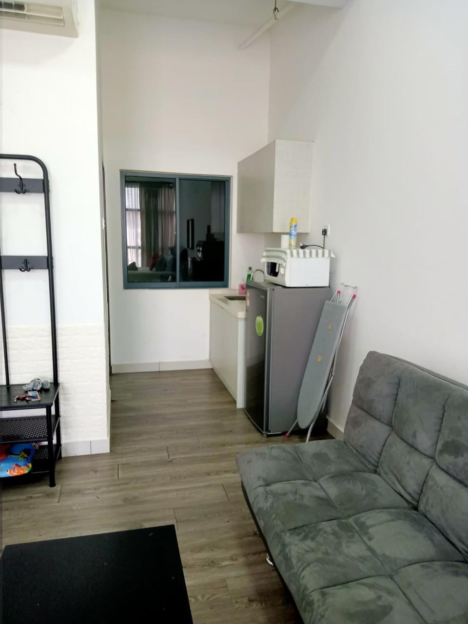Living room, minibar, oven, air conditioner