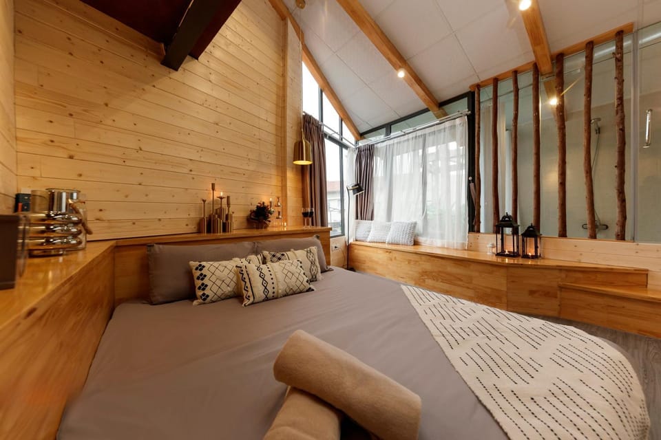 Bed, Photo of the whole room, Seating area, Bedroom