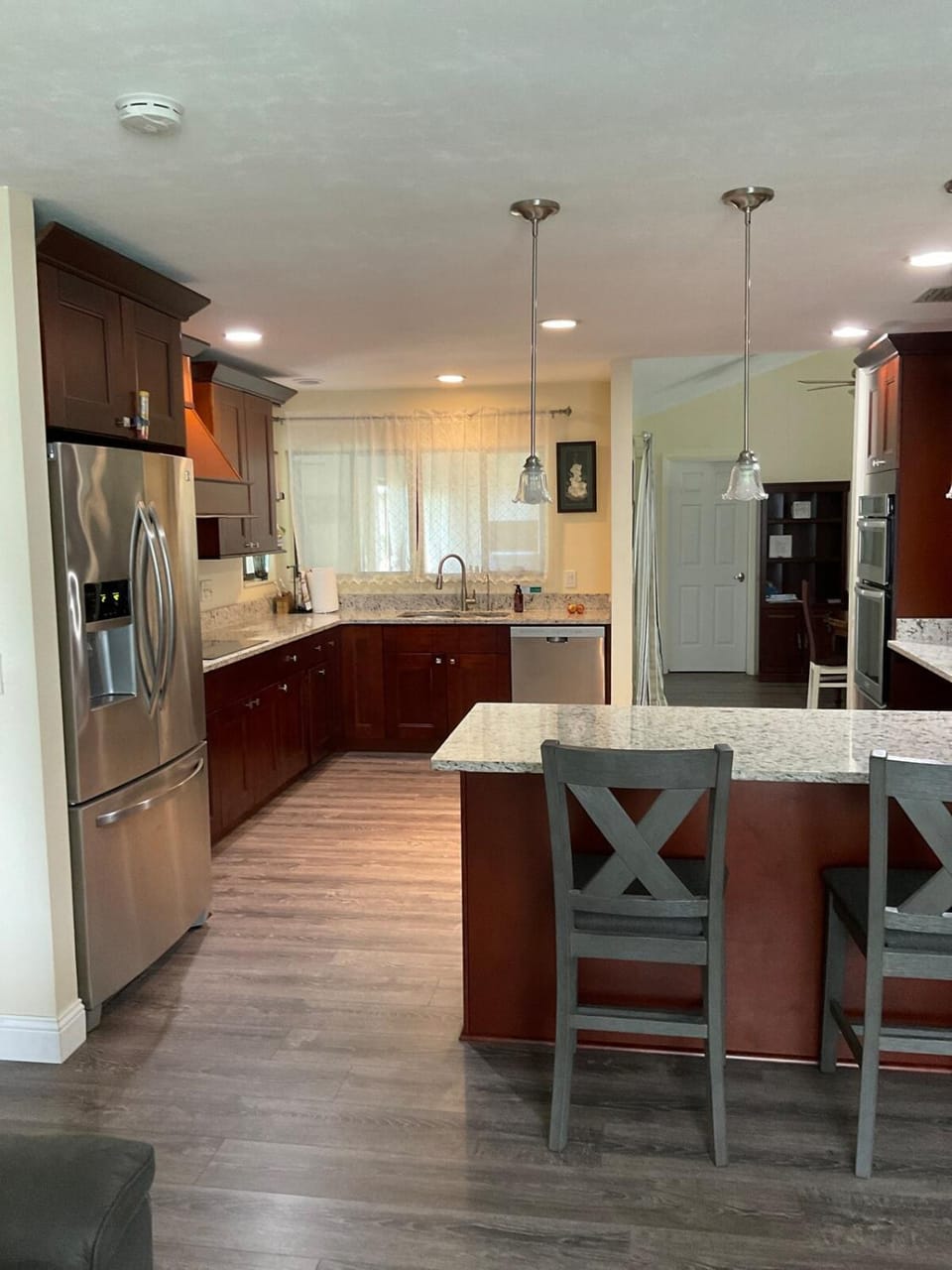 Kitchen or kitchenette, dishwasher, stove