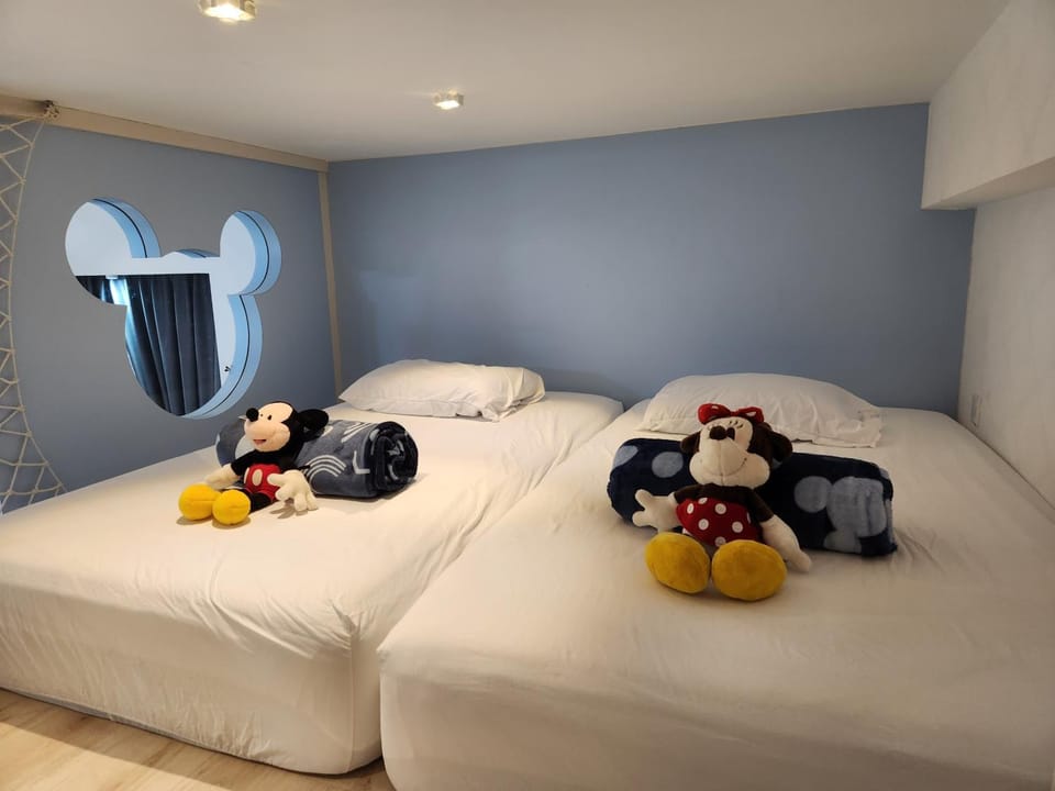 Bed, Decorative detail, Bedroom, young children, towels
